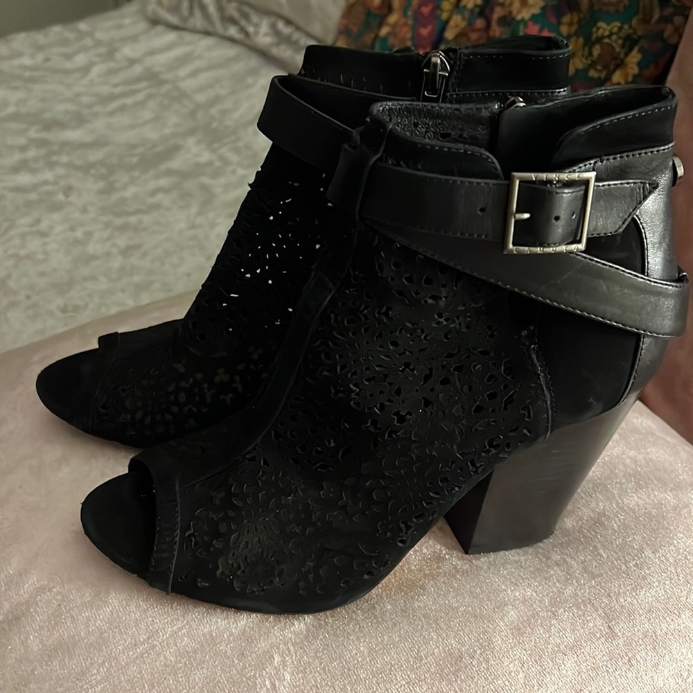 Vince cammuto  heel open toe booties